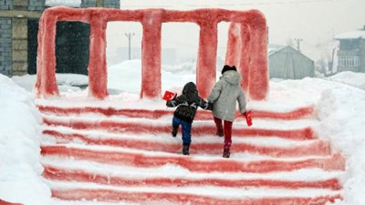 Hakkarili baba kızının hayali gerçekleştirmek için kardan Anıtkabir yaptı. Yok mu bu çocuğu Anıtkabir’e götürecek biri