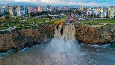 Düden Şelalesi renk değiştirdi. Görenler dönüp bir daha baktı