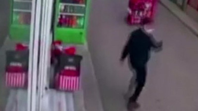 Rüzgarda sürüklenen standın peşinden koştu