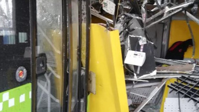 Adana’da belediye otobüsü PTT şubesine daldı