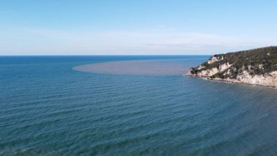 Denizle buluşan ırmağın rengi görenleri şaşırttı