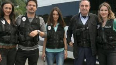 Çakar lambalı arabayla gelip Arka Sokaklar’ın Selin Komiser’i Oya Okar’a şok yaşattılar