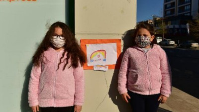 Okulları açılsın diye minikler kolları sıvadı. Gözde ve Ayşe kardeşlerden başkana mesaj