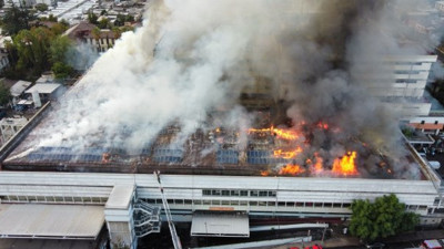 Şili'de hastane cayır cayır yandı dumanlar gökyüzünü kapladı. Hastalar bahçeye çıkartıldı
