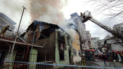 Beyoğlu'nda 2 katlı bina alev alev yandı