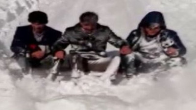 Gümüşhane’de her şeyi devletten beklememek lazım dediler. Köy yolunu kendi yöntemleriyle açtılar