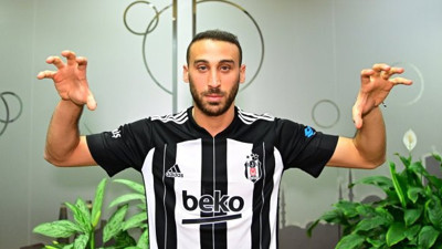 Cenk Tosun'un Beşiktaş formasını giydiği anlar böyle paylaşıldı