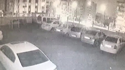 Gelen sesle irkilip dışarı çıktılar. Arabalarını çukurda buldular