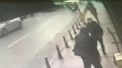 Yolda yürürken kurşunların hedefi oldu