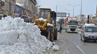 Yaşasın iyi insanlar. Çocukları mutlu etmek için karsız köye kar taşıdı