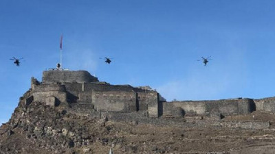Atak helikopterleriyle Kars Kalesi’nde dev gövde gösterisi