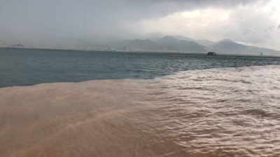 İzmir Körfezi kara toprak oldu. Bostanlı’da denizin rengi kahverengiye döndü