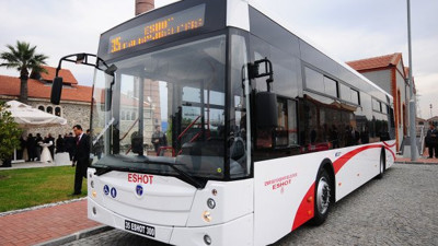 İzmir'de belediye otobüsünde zamana karşı yarış. İmdada kahraman hemşire yetişti