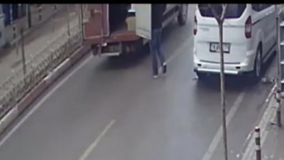 Yolun karşısına geçmek isteyen adama kamyonetin kapısı tokat gibi çarptı!