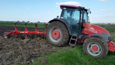 Eskişehir'de toprağı kazan köylüler sevinçten çılgına döndü. Tarlayı sürerken pulluğa takıldı