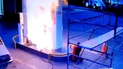 Akaryakıt istasyonu dolum sırasında alev topuna döndü. Trabzon'da faciaya ramak kaldı