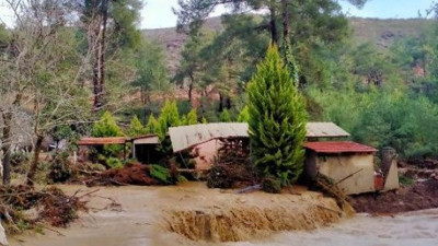 Menderes'te taşkın tehlikesi 30 aileyi evinden etti