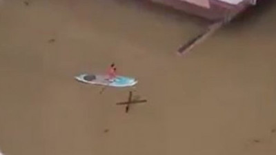 Vatandaş ulaşımını kanoyla sağladı. İzmir’de cadde ve sokaklar göle döndü