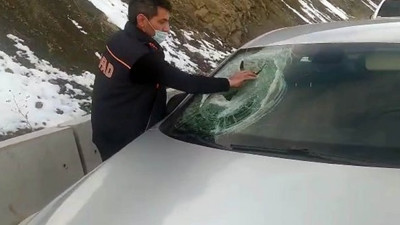 Dağdan yuvarlandı aracın camını parçaladı
