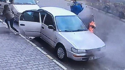 Alevler içinde kalan arabadan son anda kurtuldular