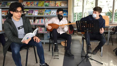 Hem kitap okuyup hem enstrüman çaldılar