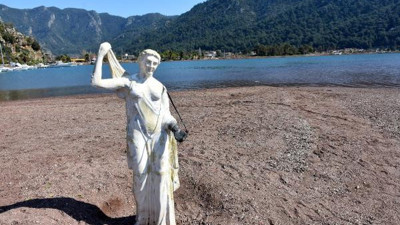 Kızkumu'nun prenses heykeli kopan eline kavuşuyor