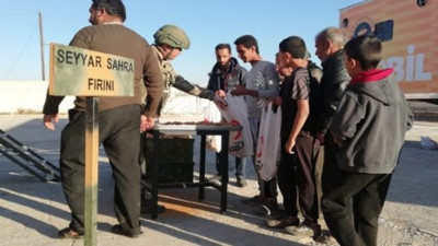 Mehmetçik Barış Pınarı bölgesinde kandil simidi dağıttı
