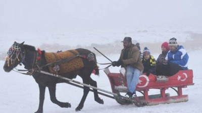Çıldır Gölü’nde atlı kızak keyfi başladı