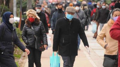 Korona virüslü hasta ziyaretine gittiler. Bir aileden 30 kişi kovid oldu