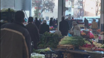 Semt pazarında silahlar patladı