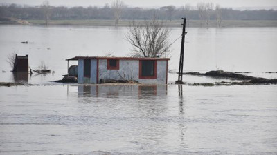 Ergene Nehri'nde alarm seviyesi kırmızıya döndü. Taşan nehir panayır alanını yuttu
