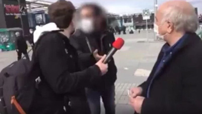 Bursa'da vatandaş iktidarı eleştirince etrafı çemberle sarıldı. Polis olduğu iddia edilen kişi röportajı engelledi