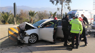 İzmir'de kontrolden çıkan otomobil gişeye girdi