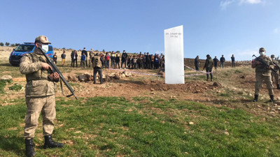 Göbeklitepe çevresinde esrarengiz olay. Üzerinde Ay'ı görmek istiyorsan gökyüzüne bak yazıyor