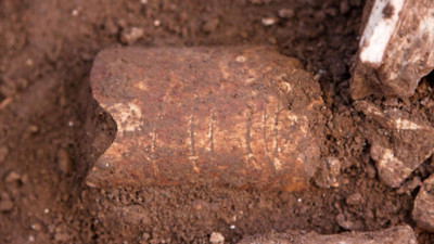 Fransız arkeologlar kazmayı vurduğunda çıkan ses ile irkildi. Çamurdan zor çıkarıldı