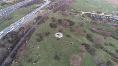 Hazine avcıları o bölgeye akın etti. İşte TEM kenarında hazine aranılan çukur