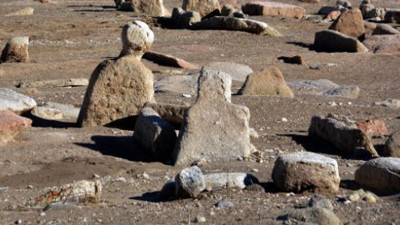 Sular çekilince ölüler ortaya çıktı. Mahalleli tedirgin oldu