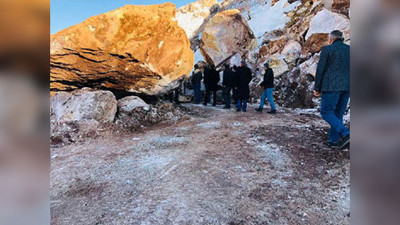 Hakkari'de kopan dev kaya otoyolu trafiğe kapattı