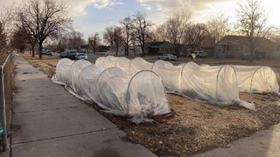 Evinin ön bahçesini evsizler için kamp alanına dönüştürdü