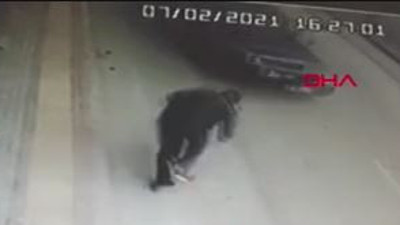 Bursa'da kaldırımda tökezledi arabanın altına giriyordu. Ölümle yaşam arasında ince çizgi bu