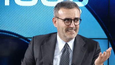 AKP’li Mahir Ünal’dan Bizi mahvettiniz diyen çiftçiye yanıt. Cebinde Iphone 6 var internet paketi de var. Çiftçilerden büyük tepki