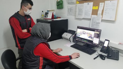 Çantayı açınca gözlerine inanamadı. Alışveriş yaparken buldu