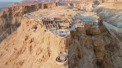 İsrail Masada'daki kazılarda keşfedildi . Arkeologlar üzerindeki çamuru temizleyince 1900 yıllık gerçek ortaya çıktı