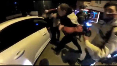 Sinyal vermeyen sürücüyü tekme tokat dövdüler. Kimse araya giremedi