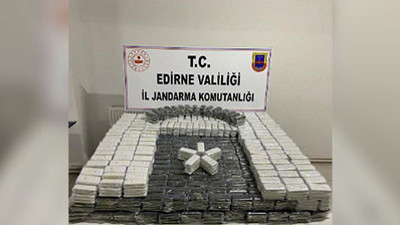 Şüpheli araçtan 3 bin 500 cep telefonu çıktı