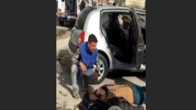 Ters şeritten gelen kamyonet otomobille çarpıştı