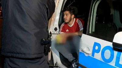 Sesler gelince odaya yöneldi. Annesinin sevgilisini evinde görünce bıçakladı