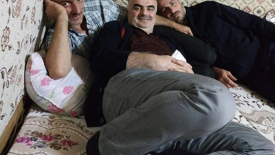 Boğaziçili öğrencileri tehdit eden dekanın yatakta çekilmiş pozu sosyal medyayı alt üst etti