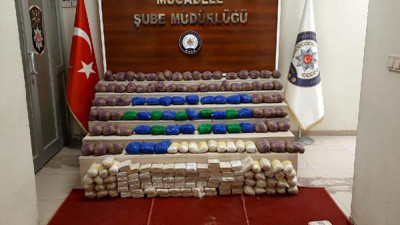 Polis yakaladığı uyuşturucuyla not yazdı. Okuyanlar şaştı kaldı