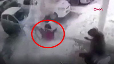 Çatıda biriken kar kütlesi çocuğun üzerine çığ gibi düştü